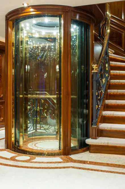 Round glass elevator